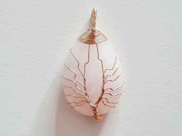 pendentif quartz rose et arbre de vie doré